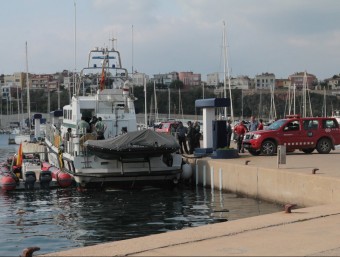 Part dels efectius mobilitzats per a la recerca del cos, ahir al migdia al port Marina de Palamós, durant l'aixecament del cadàver E.A