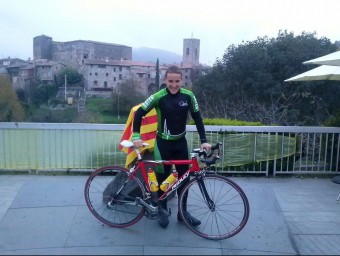 Aleix Planas i la bicicleta abans de sortir TURA SOLER