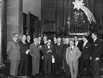 Durant una lectura de nadales al Palau Güell als anys cinquanta, amb Foix, Teixidor, Sagarra i Díaz Plaja, entre altres escriptors. ARXIU FAGES