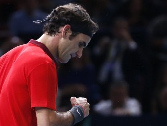 Roger Federer celebra amb el puny dret tancat un dels punts del duel d'ahir contra Jérémy Chardy EFE