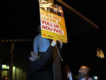 El president d'ERC, Oriol Junqueras, enganxa el primer cartell de la campanya d'ERC, aquesta nit a Sant Vicenç dels Horts ACN