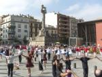 Una imatge del Concurs de Colles Sardanistes de Girona, ahir a la plaça del Lleó. La colla barcelonina Mare Nostrum va ser coronada la millor de Catalunya GLÒRIA SÁNCHEZ / ICONNA