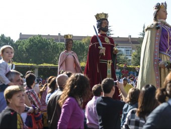 Una imatge de la plantada de gegants, ahir al Parc del Migdia de Girona, en l'inici de la trobada. Nombrós públic va seguir el recorregut fins a la plaça del Lleó GLÒRIA SÁNCHEZ / ICONNA