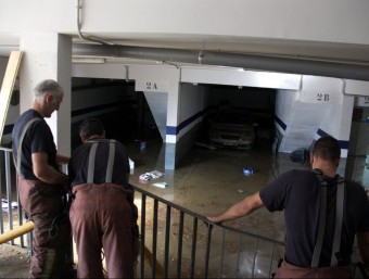 Els Bombers actuen ahir al matí en un aparcament inundat a El Masnou. JORDI PUJOLAR/ACN
