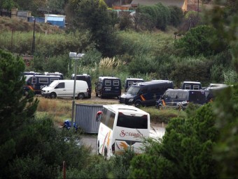 Les furgonetes de la Policia Nacional en un terreny prop de Pineda prop de la sortida de la C-32 ACN