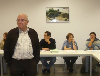 L'alcalde de Santa Cristina, Josep Llensa (CiU) al final d'un ple municipal d'aquest mandat, amb els regidors del seu govern i el secretari en segon terme E.A