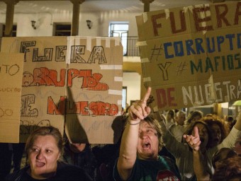 Manifestació contra la corrupció a Valdemoro, un dels municipis madrilenys on actuava la xarxa desmantellada en l'operació Púnica.  REUTERS