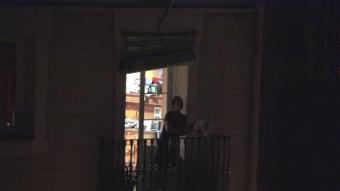 Una veïna de Barcelona repica una cassola a les 10 de la nit d'aquest dimarts ACN