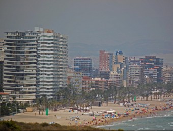 Vista general de la platja de Sant Joan. EL PUNT AVUI