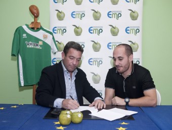 Signatura de l'acord de patrocini entre Emprenedors, amb el regidor Julio Rico, i el club de futbol Cristinenc, amb l'entrenador Juan Francisco Gómez Cozar EL PUNT AVUI