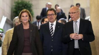 La president del Parlament, Núria de Gispert, el president Artur Mas i el coordinador del Pacte Nacional pel Dret a Decidir abans de començar la reunió d'aquest divendres al Parlament EFE