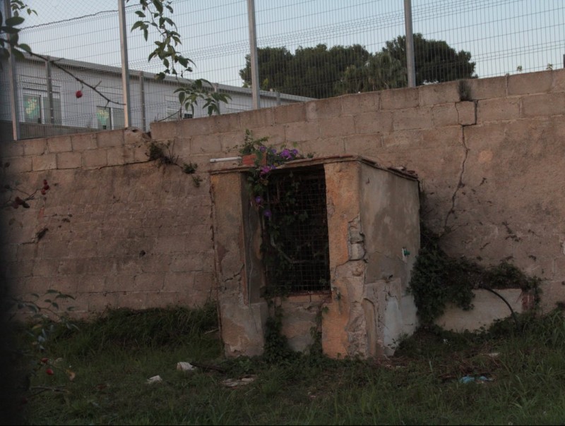 La paret esquerdada de contenció del pati escolar es reforçarà amb gabions adossats, fet que abarateix notablement l'actuació E.A