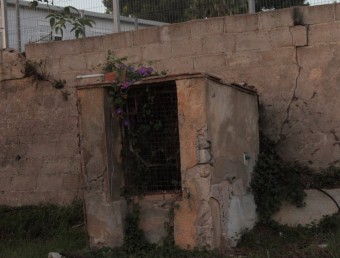 Fragment esquerdat del mur de contenció de la pista esportiva de l'escola Pedralta E.A