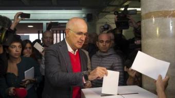 Duran votant al col·legi Orlandai, al barri de la Bonanova de Barcelona