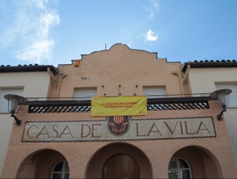 Al balcó del vell edifici de la Casa de la Vila de Santa Cristina ja no oneja la bandera espanyola ni cap altra E.A