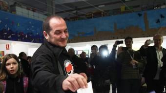 El diputat de la CUP David Fernàndez vota en un col·legi de Barcelona ELISABETH MAGRE