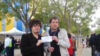 Joanjo Bosk i Joan-Lluís Lluís, ahir al migdia amb la papereta davant l'institut Olivar Gran de Figueres, on es van fer llargues cues per votar. M.VICENTE