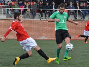 Albert Virgili, de l'Ascó, intenta una acció ofensiva davant l'oposició del local Jordi Calavera, ahir IRIS SOLÀ