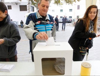 La urna alternativa que es va instal·lar a la plaça de la vila. J.C. LEÓN