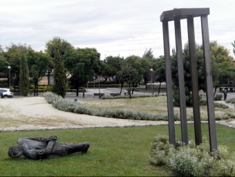 Imatge de l'estàtua de Jordi Pujol a terra al parc de Can Verboom de Premià de Dalt. ACN