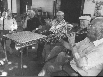 Músics jubilats de Tortellà , fotografiats a la revista; Avel·lí Campsolines, Llorenç Sabaté, Aleix Font, Roc Marco i Joan Mulí, a la terrassa del Casino. PERE DURAN / LES GARROTXES