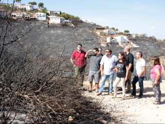 Membres de Compromis visten una zona cremada del Parc del Montgó. EL PUNT AVUI