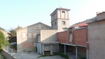 Una imatge de l'antiga fàbrica de la Preparació Textil de Ripoll, ubicada al barri de la Carretera de la Barcelona, estratègiament, entre l'accés sud de la vila, el riu Ter i l'entrada al centre de la capital del Ripollès. J.C