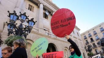 Una manifestació a Barcelona en contra dels desnonaments que es va fer l'any passat a la plaça Sant Jaume QUIM PUIG