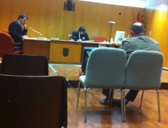 El judici pel cas es va celebrar ahir al matí al jutjat penal número 2 de Girona. A la foto, l'acusat, Ángel Ruiz, i a l'esquerra el seu advocat, Daniel Gómez Martín G. PLADEVEYA