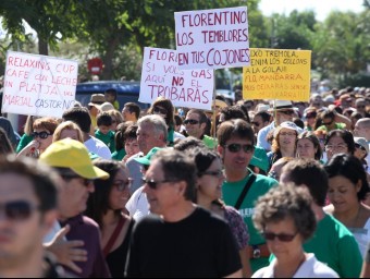 Milers de persones van manifestar-se a les Cases d'Alcanar durant l'onada sísmica. ARXIU