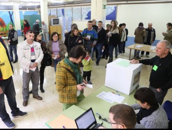 Un grup de votants a Olot el passat diumenge 9 de novembre.  ARXIU /MANEL LLADÓ