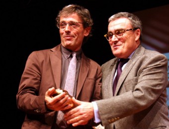 L'alcalde de Lleida, Àngel Ros, lliura la Libertinella al guanyador del 31è premi d'assaig Josep Vallverdú, Carlos Ruiz ACN
