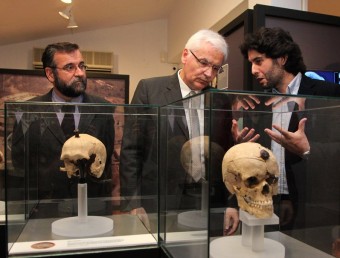 Pluma i Mascarell, ahir, amb el director del Museu d'Arqueologia de Catalunya - Ullastret, Gabriel de Prado, explicant-los detalls dels cranis JOAN SABATER