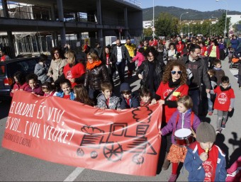 Més de 300 persones, majoritariament alumnes i pares es van manifestar en contra del tancament de la línia de P3, aquest diumenge a Caldes GRISELDA ESCRIGAS / EL 9 NOU