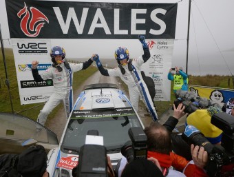 Ogier (dreta) i Ingrassia celebren el triomf en la cloenda del WRC, ahir VOLKSWAGEN