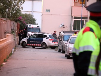 Efectius dels Mossos aquest dilluns al lloc dels fets, a la plaça de les flors de Sant Pere Pescador ACN