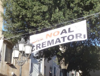 Imatge d'una de les pancartes contràries a la construcció del crematori que s'ha de fer a Vilassar de Dalt. T.M