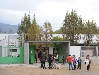 L'exterior de l'escola Vilamagore durant l'hora de sortida dels alumnes RAMON FERRANDIS