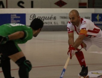 Titi Roca controla la bola en el partit contra el Valongo ANDREU PUIG