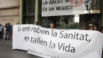 Una de les protestes per defensar la sanitat pública celebrada just davant de l'entrada de l'Hospital Clínic, a Barcelona ORIOL DURAN / ARXIU