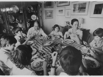 The Pujol-Ferrusola family eating lunch together in 1979 at the family home in Barcelona.  EL PUNT AVUI / ARCHIVE