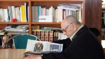 Un pensionista llegeix la premsa a la llar dels jubilats ARXIU/ACN