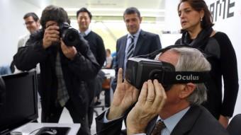 Xavier Trias usa unes ulleres de realitat virtual en presència d'Agustí Cordón ahir en un acte a Barcelona JUANMA RAMOS