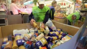 Voluntaris del Banc dels Aliments al Mercat de Sant Antoni de Barcelona QUIM PUIG