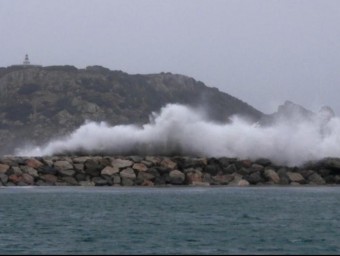 La situació marítima es va anar complicant ahir a l'Estartit, on es van registrar onades d'entre tres i quatre metres d'alçada. JOSEP PASCUAL