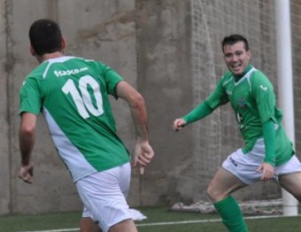 Gerard Roigé , que corre a abraçar-se amb Virgili, celebra l'únic gol que es va veure ahir a Ascó IRIS SOLÀ