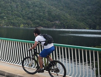 Ciclistes al pantà de Darnius on es té previst elaborar el pla d'usos per l'embassament i l'entorn MANEL LLADÓ