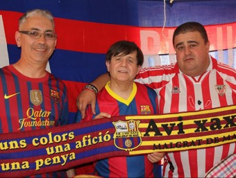 Membres de l'agrupació maresmenca amb un seguidor de l'Athletic Club abans de la final de la copa del Rei del 2012 a Madrid PB L'AVI XAXU DE MALGRAT DE MAR