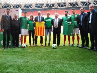Foto de grup amb jugadors bascos, i tècnics i directius de les dues federacions, ahir FCF