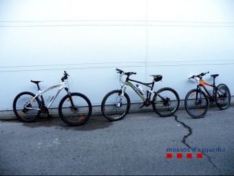 Tres de les bicicletes que van recuperar els Mossos